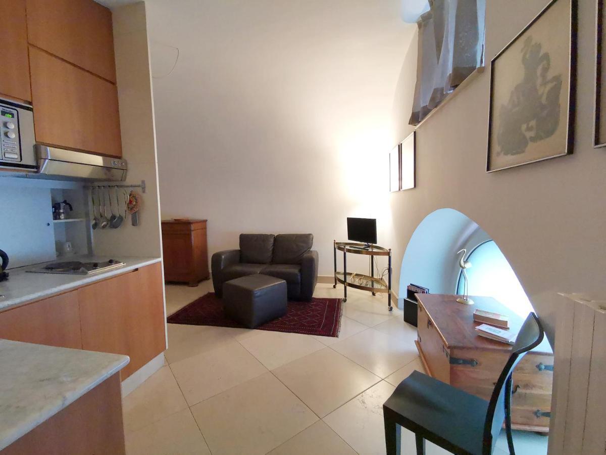 Scesa San Michele Apartment Bari Bagian luar foto